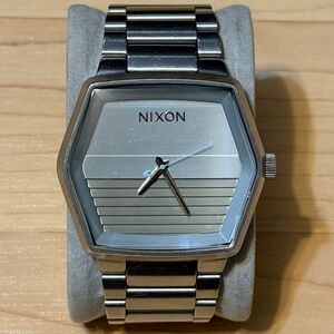 Nixon The Mayor Key to the City Vintage Hex Surf Analog Silver Men's Watch RUNS